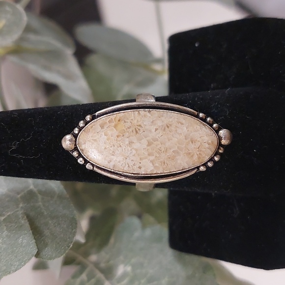 925 Jewelry - 925 Silver Agatized Coral (Cream) Stone - Size 8